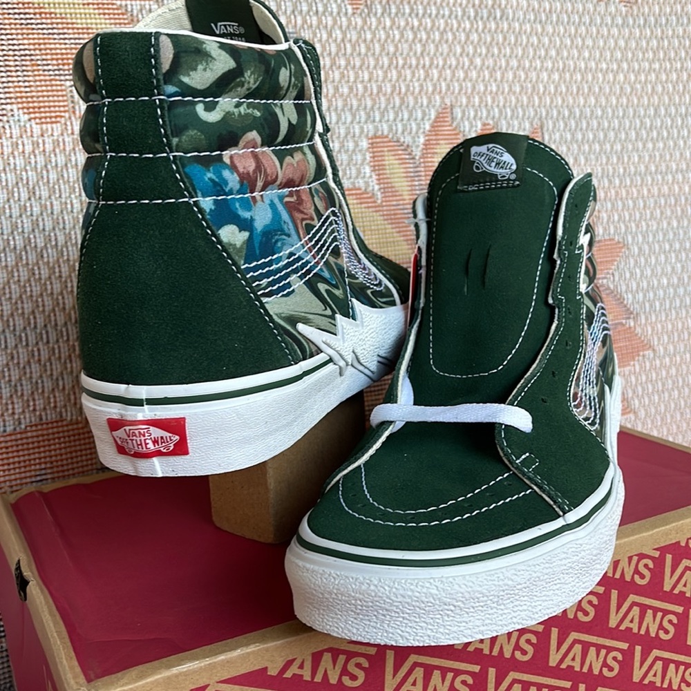 Vans Sk8-Hi Bolt
Liquify Avocado
VNOA5JIVYXH
Men’s sneakers - athletic shoes - Picture 10 of 16